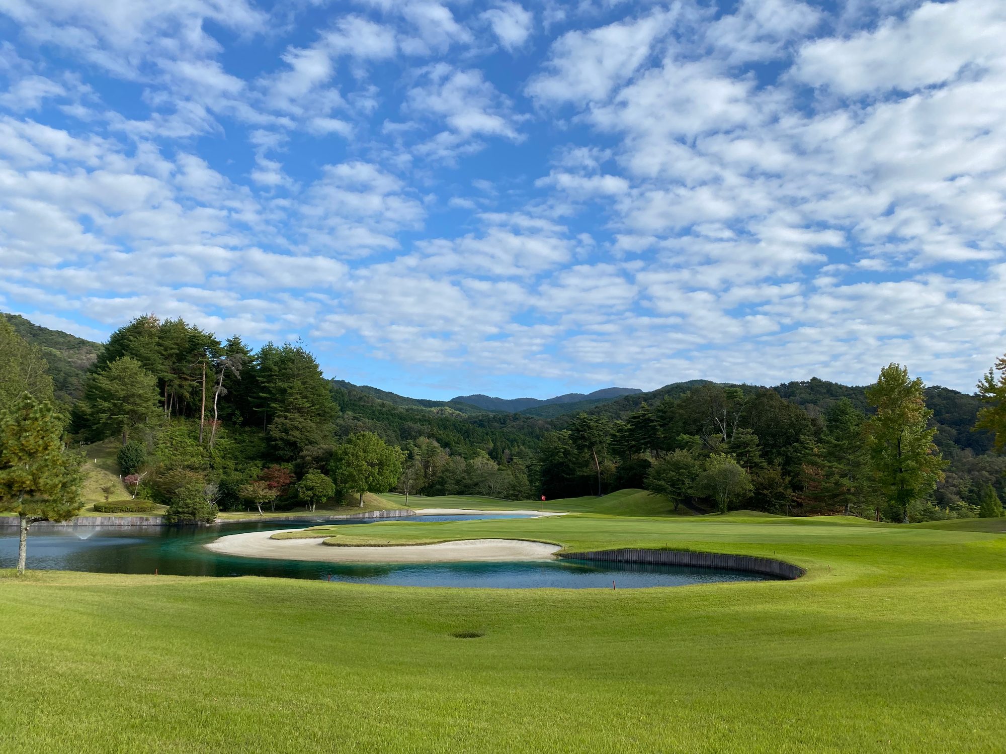 池のあるゴルフ場の風景